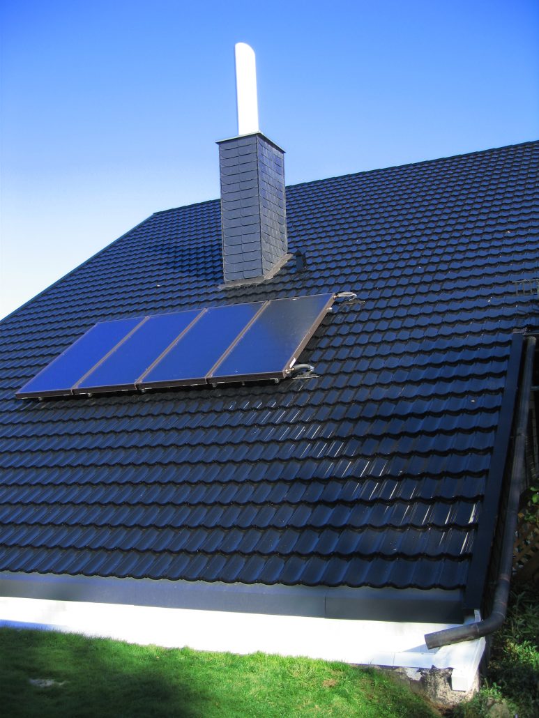Dunkles Ziegeldach mit Solarthermie