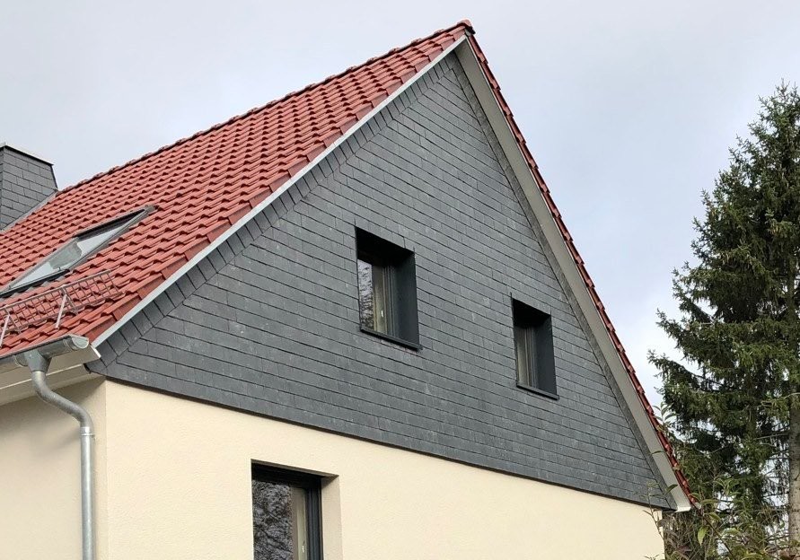 Schiefer-Giebelverkleidung mit rotem Ziegeldach