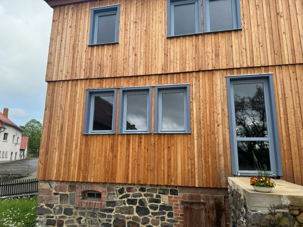 Lärchenholz-Fassade auf Bruchsteinsockel