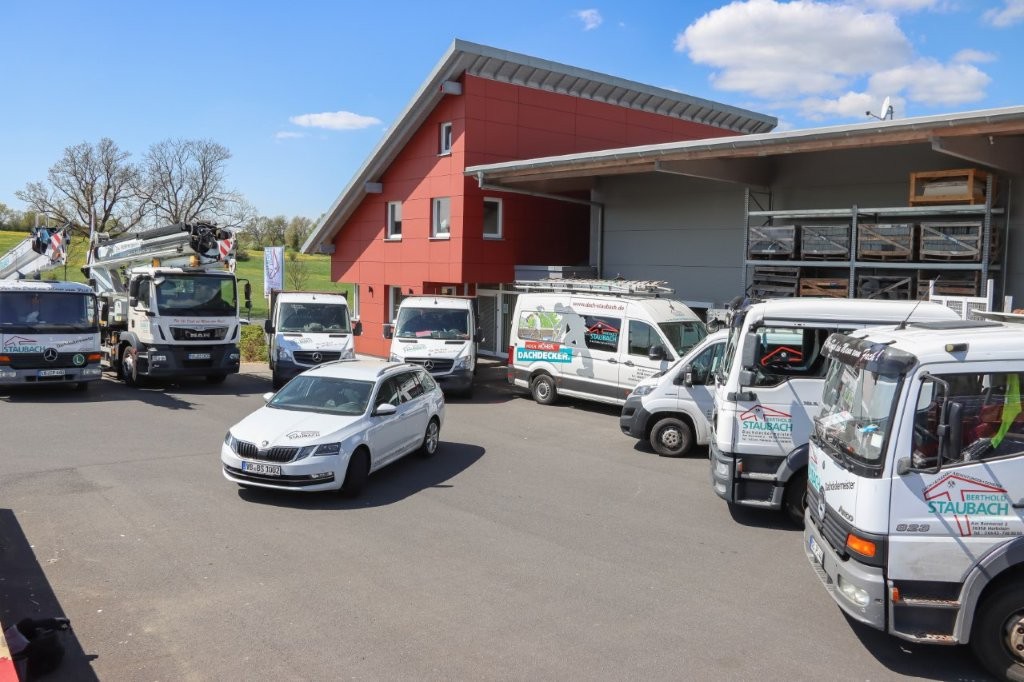 Fuhrpark Berthold Staubach – komplette Flotte vor dem Betriebsgelände