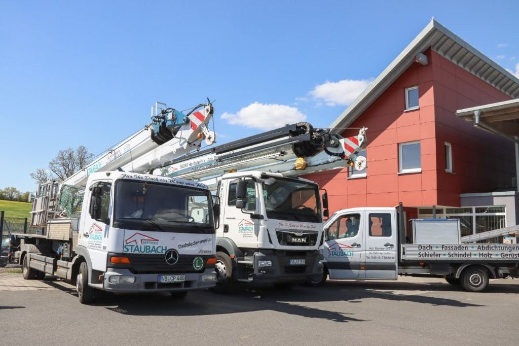 LKW mit Hubarbeitsbühne im Einsatz