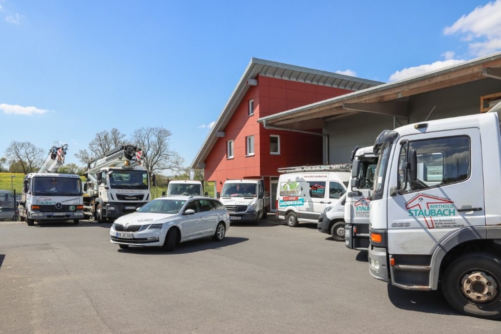 Betriebsgelände mit Fuhrpark aus der Vogelperspektive