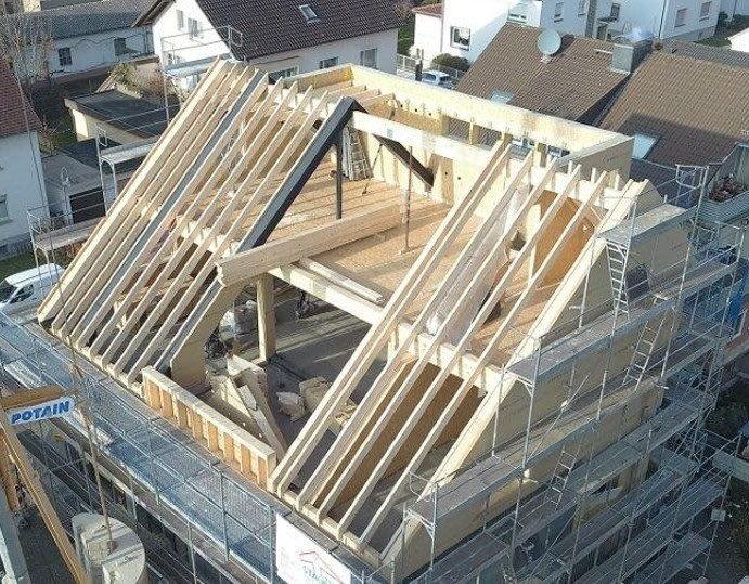Dachstuhl aus der Luft – Neubau mit Sparren und Pfetten